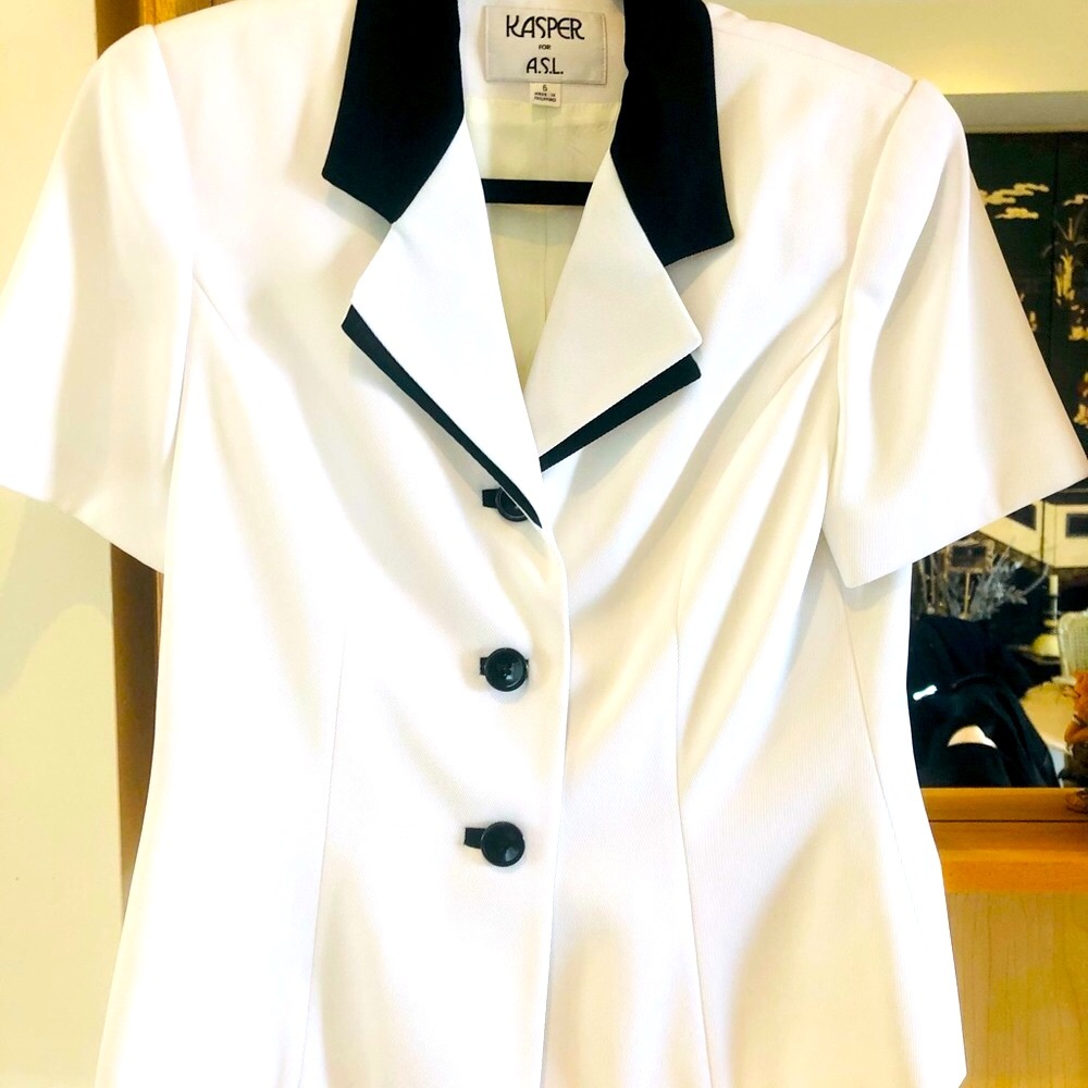- S//S tapered waisted jacket. Fitted loose Button front closure.  Great classic